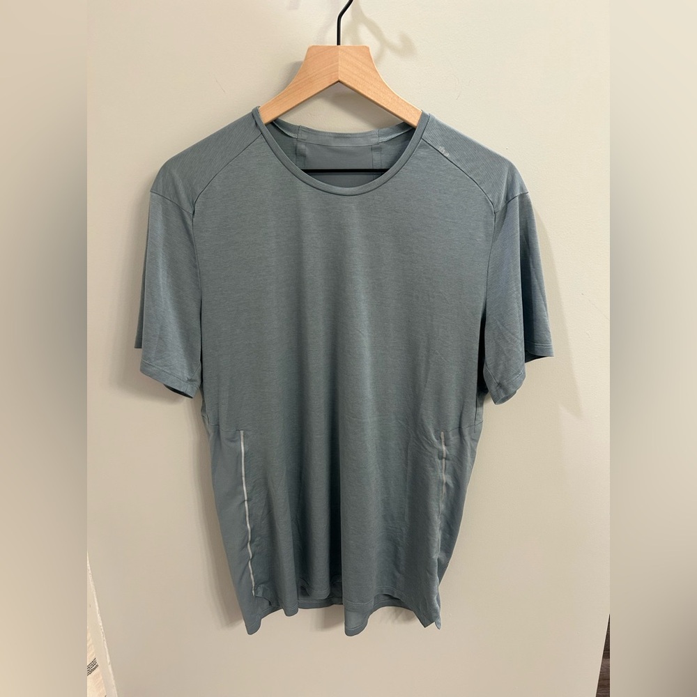 Lululemon Men’s Short Sleeve Training Shirt – Size Medium